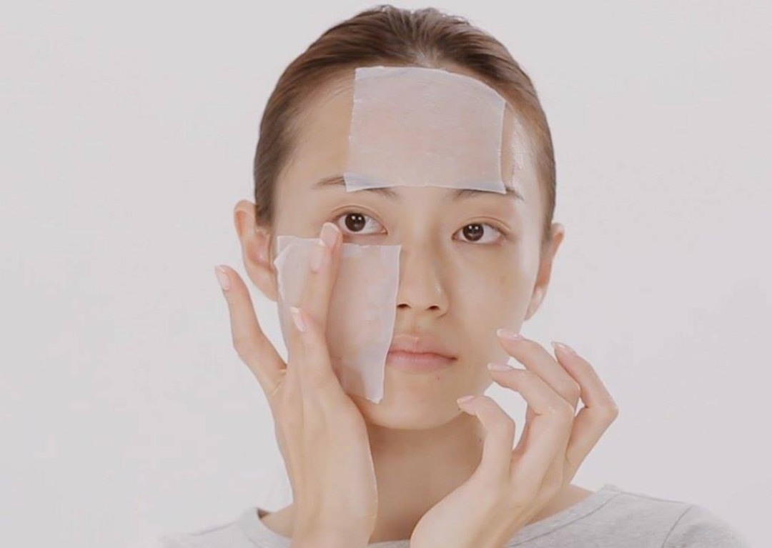 Bạn có thể dùng toner dạng nước đắp lên mặt thay cho mặt nạ